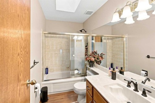 2709 Signal Hill Bay Sw, Calgary, AB - Indoor Photo Showing Bathroom