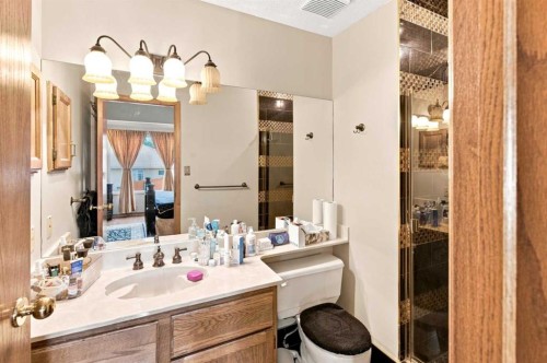 2709 Signal Hill Bay Sw, Calgary, AB - Indoor Photo Showing Bathroom
