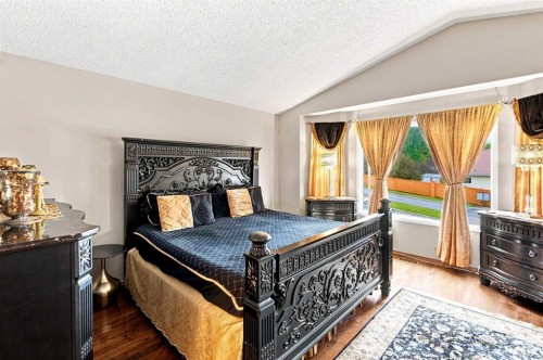 2709 Signal Hill Bay Sw, Calgary, AB - Indoor Photo Showing Bedroom
