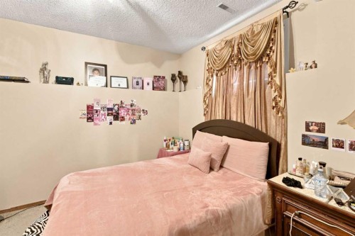 2709 Signal Hill Bay Sw, Calgary, AB - Indoor Photo Showing Bedroom