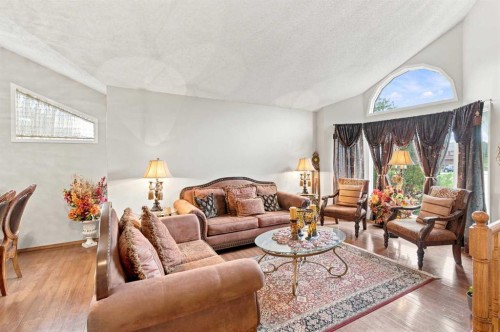2709 Signal Hill Bay Sw, Calgary, AB - Indoor Photo Showing Living Room
