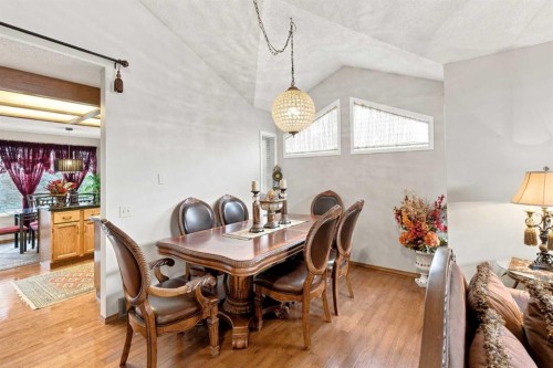 2709 Signal Hill Bay Sw, Calgary, AB - Indoor Photo Showing Dining Room