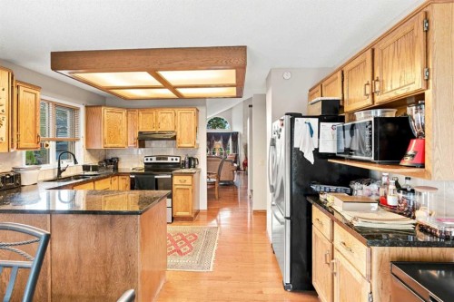 2709 Signal Hill Bay Sw, Calgary, AB - Indoor Photo Showing Kitchen