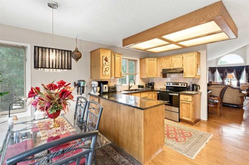 2709 Signal Hill Bay Sw, Calgary, AB - Indoor Photo Showing Kitchen