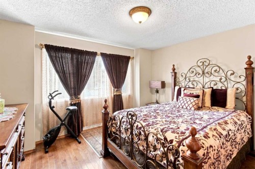 2709 Signal Hill Bay Sw, Calgary, AB - Indoor Photo Showing Bedroom