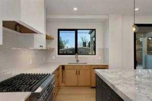 3511 34 Avenue Sw, Calgary, AB - Indoor Photo Showing Kitchen