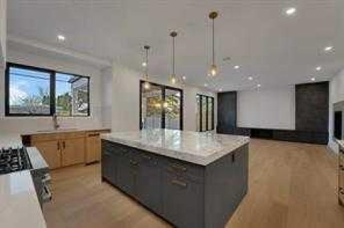 3511 34 Avenue Sw, Calgary, AB - Indoor Photo Showing Kitchen With Upgraded Kitchen