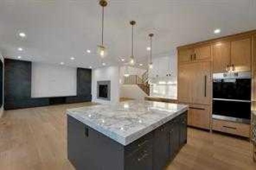 3511 34 Avenue Sw, Calgary, AB - Indoor Photo Showing Kitchen With Upgraded Kitchen