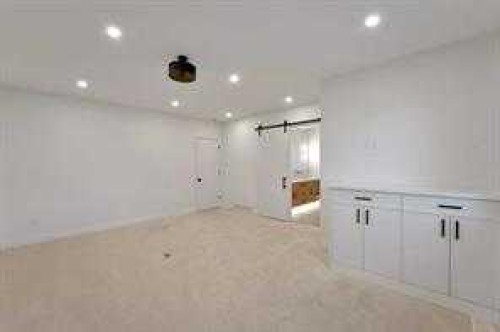 3511 34 Avenue Sw, Calgary, AB - Indoor