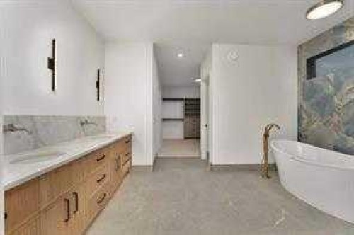 3511 34 Avenue Sw, Calgary, AB - Indoor Photo Showing Bathroom