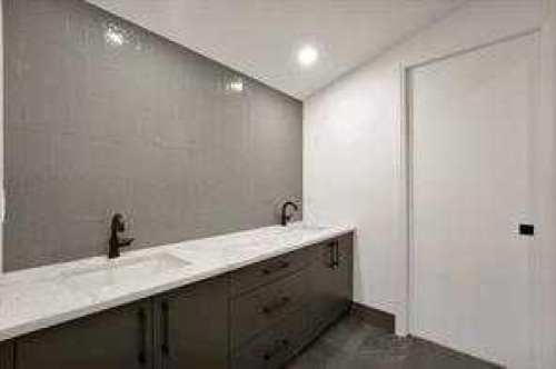 3511 34 Avenue Sw, Calgary, AB - Indoor Photo Showing Bathroom