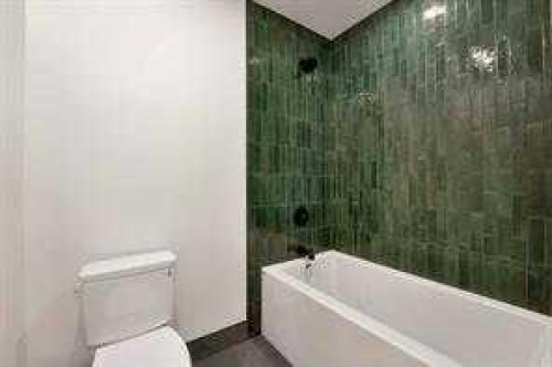 3511 34 Avenue Sw, Calgary, AB - Indoor Photo Showing Bathroom