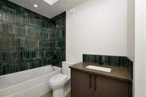 3511 34 Avenue Sw, Calgary, AB - Indoor Photo Showing Bathroom