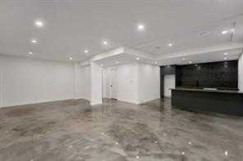 3511 34 Avenue Sw, Calgary, AB - Indoor