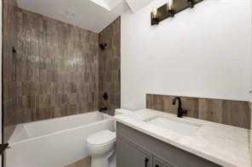 3511 34 Avenue Sw, Calgary, AB - Indoor Photo Showing Bathroom