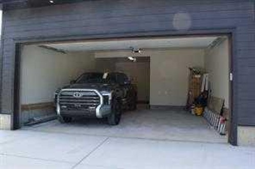 3511 34 Avenue Sw, Calgary, AB -  Photo Showing Garage