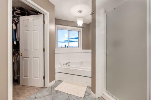 331 Sierra Madre Court Sw, Calgary, AB - Indoor Photo Showing Bathroom