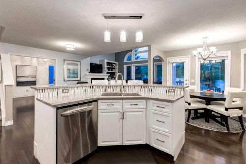 331 Sierra Madre Court Sw, Calgary, AB - Indoor Photo Showing Kitchen With Upgraded Kitchen