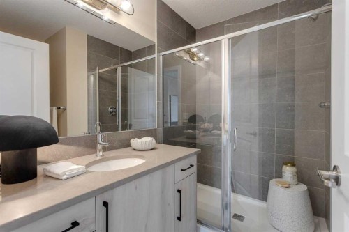 189 Cobblestone Gate Sw, Airdrie, AB - Indoor Photo Showing Bathroom