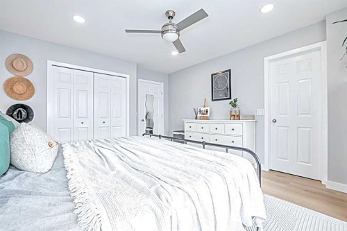 28 Copperfield Heath Se, Calgary, AB - Indoor Photo Showing Bedroom