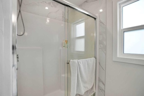 101 Wolf Hollow Terrace Se, Calgary, AB - Indoor Photo Showing Bathroom
