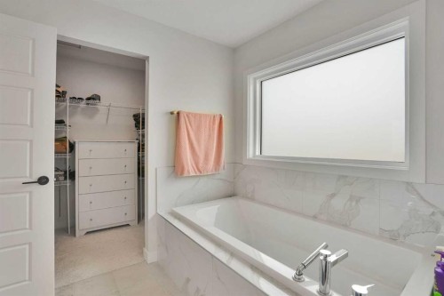101 Wolf Hollow Terrace Se, Calgary, AB - Indoor Photo Showing Bathroom
