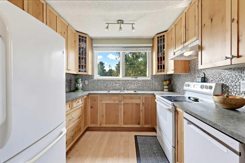 40 River Valley Crescent Se, Calgary, AB - Indoor Photo Showing Kitchen