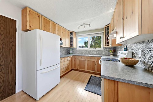 40 River Valley Crescent Se, Calgary, AB - Indoor Photo Showing Kitchen