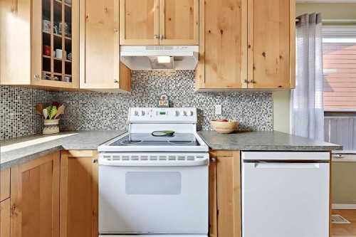 40 River Valley Crescent Se, Calgary, AB - Indoor Photo Showing Kitchen