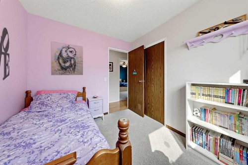 40 River Valley Crescent Se, Calgary, AB - Indoor Photo Showing Bedroom