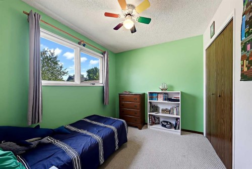40 River Valley Crescent Se, Calgary, AB - Indoor Photo Showing Bedroom