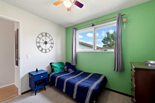 40 River Valley Crescent Se, Calgary, AB - Indoor Photo Showing Bedroom