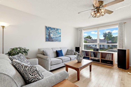 40 River Valley Crescent Se, Calgary, AB - Indoor Photo Showing Living Room