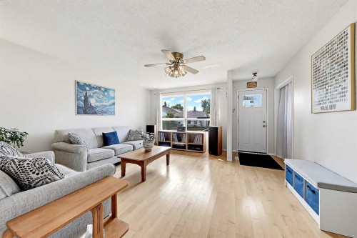 40 River Valley Crescent Se, Calgary, AB - Indoor Photo Showing Living Room