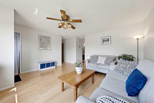 40 River Valley Crescent Se, Calgary, AB - Indoor Photo Showing Living Room
