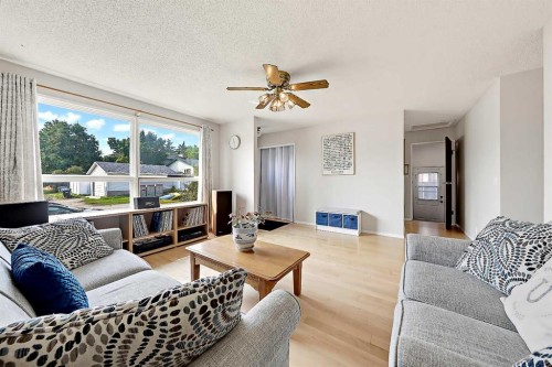 40 River Valley Crescent Se, Calgary, AB - Indoor Photo Showing Living Room