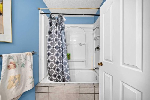 728 Willacy Drive Se, Calgary, AB - Indoor Photo Showing Bathroom
