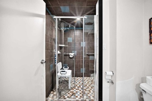 728 Willacy Drive Se, Calgary, AB - Indoor Photo Showing Bathroom