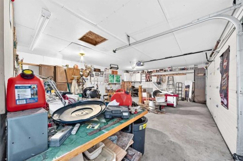 728 Willacy Drive Se, Calgary, AB - Indoor Photo Showing Garage