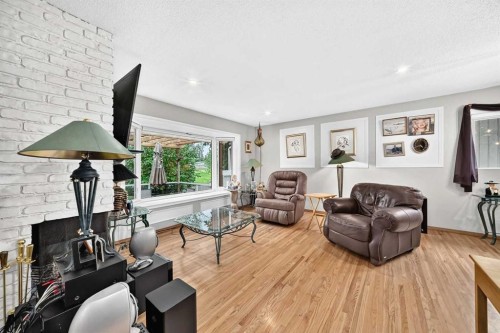 728 Willacy Drive Se, Calgary, AB - Indoor Photo Showing Living Room