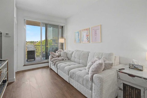 422-88 9 Street Ne, Calgary, AB - Indoor Photo Showing Living Room