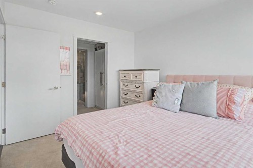 422-88 9 Street Ne, Calgary, AB - Indoor Photo Showing Bedroom