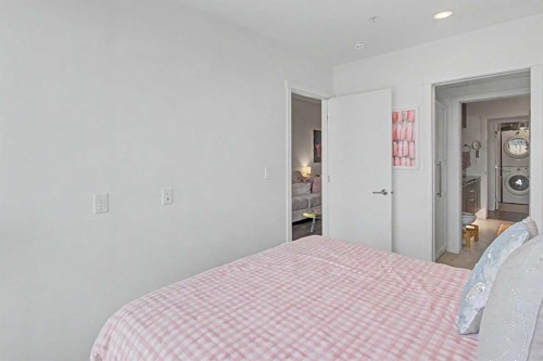 422-88 9 Street Ne, Calgary, AB - Indoor Photo Showing Bedroom