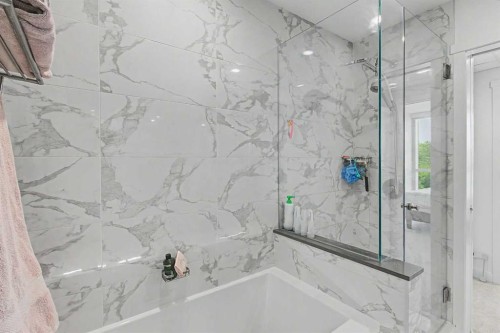 422-88 9 Street Ne, Calgary, AB - Indoor Photo Showing Bathroom
