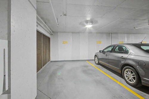 422-88 9 Street Ne, Calgary, AB - Indoor Photo Showing Garage