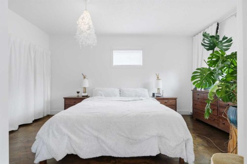 522 8 Avenue Ne, Calgary, AB - Indoor Photo Showing Bedroom