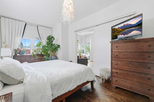 522 8 Avenue Ne, Calgary, AB - Indoor Photo Showing Bedroom