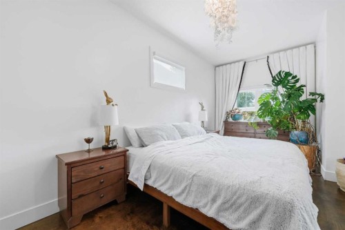 522 8 Avenue Ne, Calgary, AB - Indoor Photo Showing Bedroom