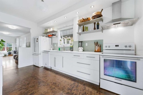 522 8 Avenue Ne, Calgary, AB - Indoor Photo Showing Kitchen
