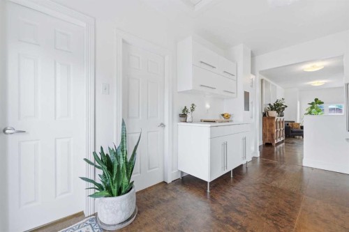 522 8 Avenue Ne, Calgary, AB - Indoor Photo Showing Other Room